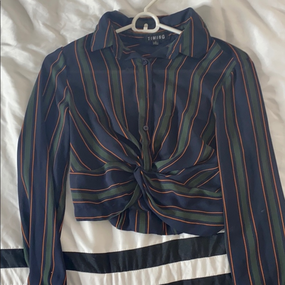 Super cute crop top blouse.